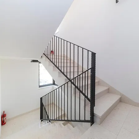 Apartment 4u *